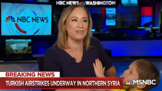 Periodista fue interrumpida en vivo por su hijo y el momento se hizo viral