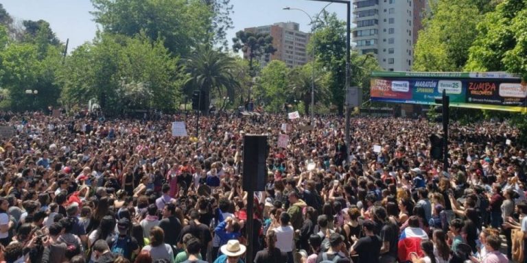 A pesar del toque de queda siguen las manifestaciones en las calles