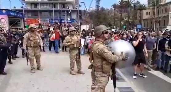 "Que no caiga, que no toque el suelo": militares juegan junto a manifestantes