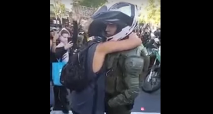 Video de manifestantes abrazando a Carabineros se hace viral en redes sociales