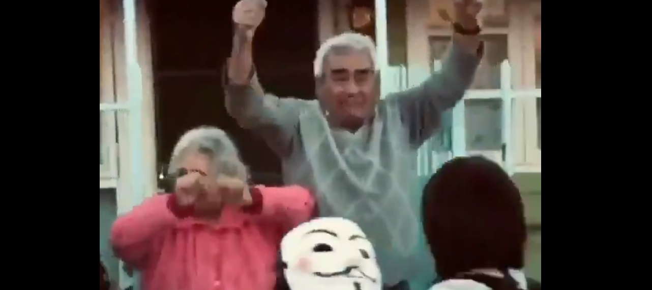 Pareja de abuelitos en Quillota se hizo viral por apoyar marcha desde la entrada de su casa