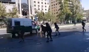 Vehículo de Carabineros atropelló a manifestante en pleno centro de Santiago