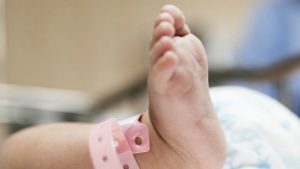 Bebé nace con coronavirus tras realización de baby shower clandestino