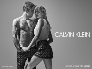 Justin y Hailey Bieber protagonizan sensual campaña para reconocida marca de ropa interior