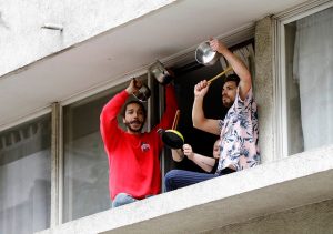 Cacerolazos se registran en distintos sectores de Santiago