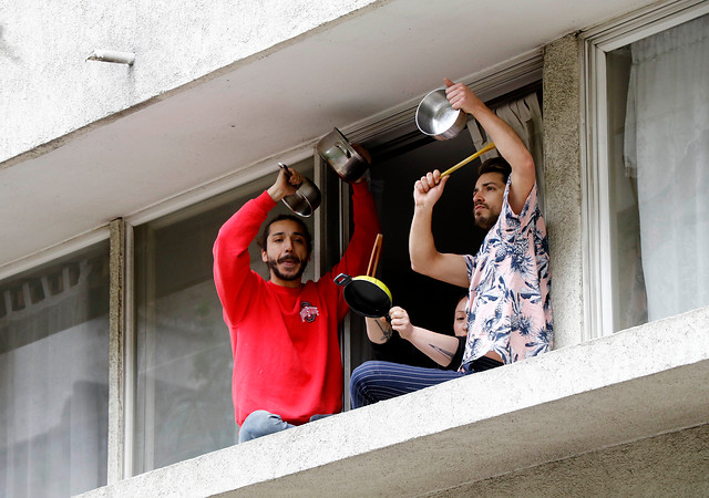 Cacerolazos se registran en distintos sectores de Santiago