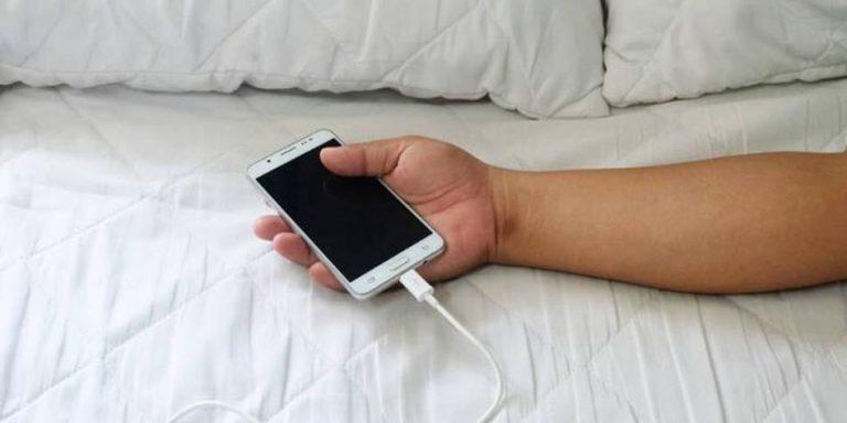 ¡Ojo! Joven de 25 años murió electrocutado al quedarse dormido usando su celular