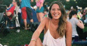 Joven denunció a empresa por "humillarla" al publicar foto de ella en bikini