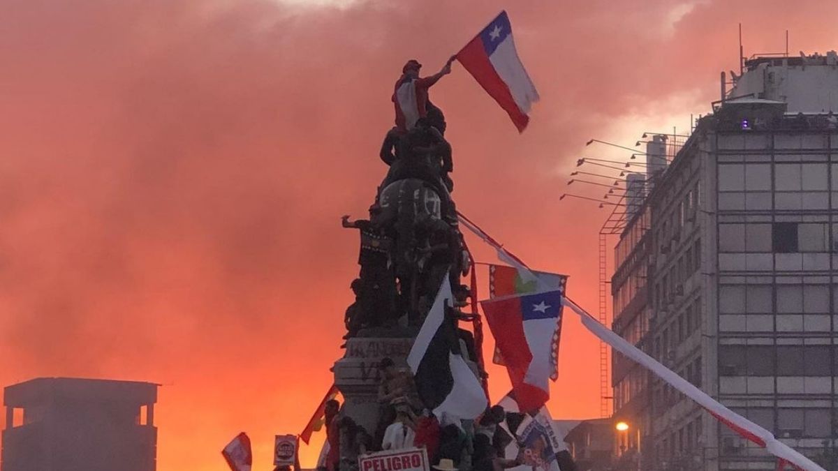 La historia detrás de la aplaudida foto viral de la marcha más grande de Chile