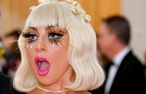 Lady Gaga cae estrepitosamente del escenario con un fan durante concierto