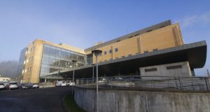 Una pila triple A: la particular exigencia a un paciente para tomar examen en Talcahuano