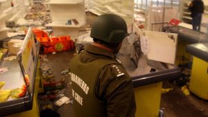 Carabinero y Gendarme son formalizados por saqueo a supermercado