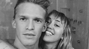 Miley Cyrus y Cody Simpson impactan con foto al borde de la censura