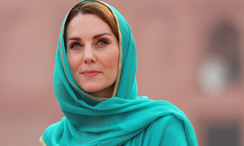 Kate Middleton sorprendió con look islámico y descalza en su visita a Pakistán