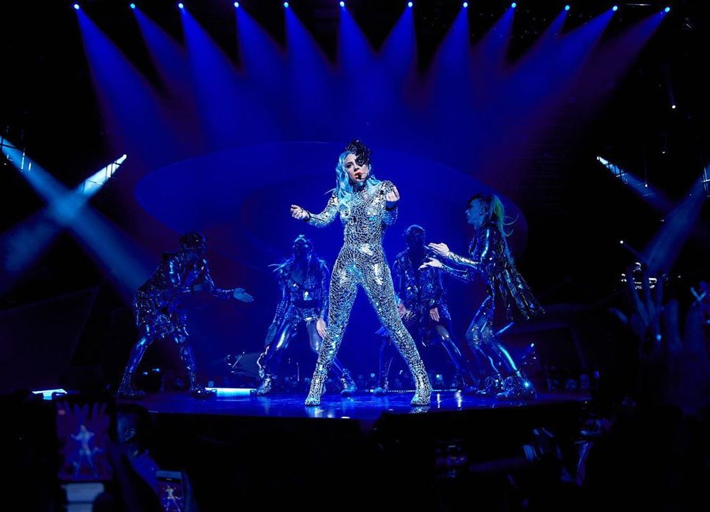 lady gaga se cae del escenario