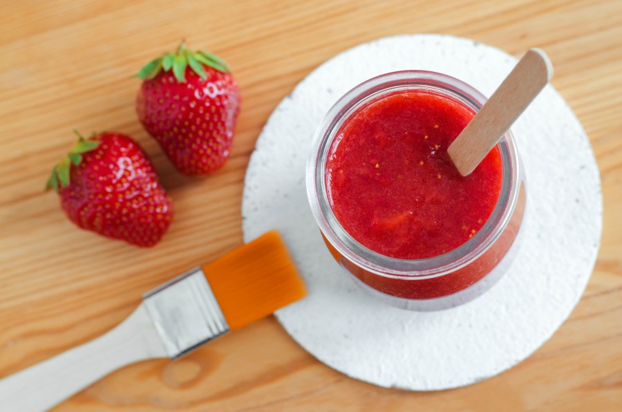 Combate las impurezas del rostro con esta mascarilla de frutillas