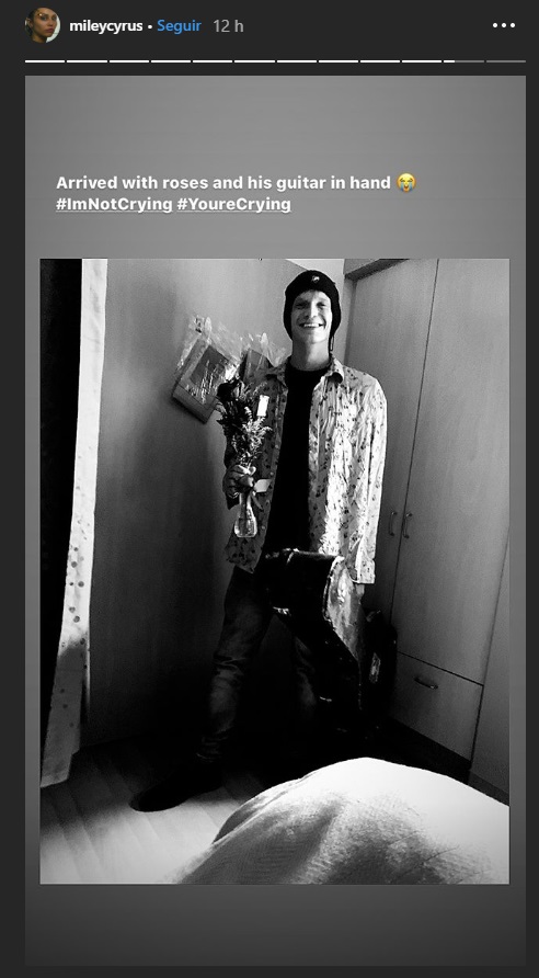 Cody llegó con flores y guitarra 