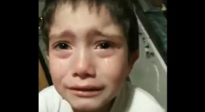 El desconsolado llanto de un niño tras matar por accidente a una hormiga