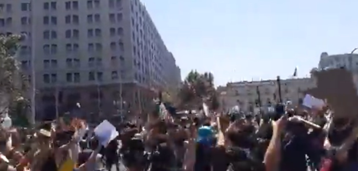 Masiva manifestación en Plaza Italia este mediodía