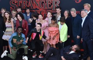 ¡Inesperado! Actor de "Stranger Things" sería pareja de la cantante Lily Allen