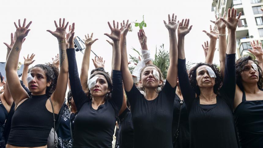 Víctimas de heridas oculares anuncian querella contra presidente Piñera