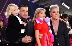 Hija de Pink se lució en los People´s Choice Awards imitando vestido de Björk