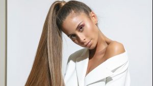 Cami se lució con elegante y destapado vestido en la alfombra roja de los Latin Grammy