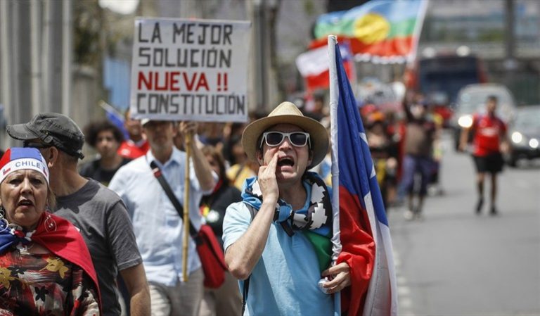 Marcha "De la Quinta a La Moneda" llegó a Santiago tras dos días caminando