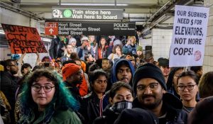 Jóvenes de Nueva York llaman a evasión masiva en el metro en protesta contra violencia policial