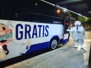 El aplaudido gesto de farmacias Dr. Simi: Ofrecen buses de acercamiento