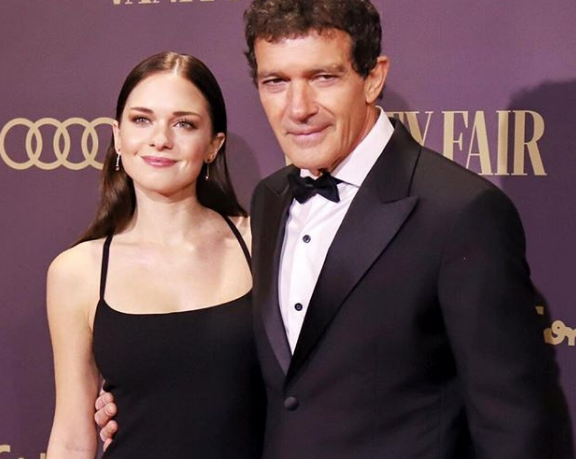 Hija de Antonio Banderas se robó las miradas en evento junto a su padre