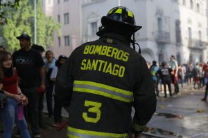 Bomberos y Seremi de salud llama a no usar fuegos artificiales, globos de luz o nieve en espray en estas fiestas