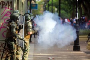 Colegio Médico pide a Carabineros parar el uso de bombas lacrimógenas