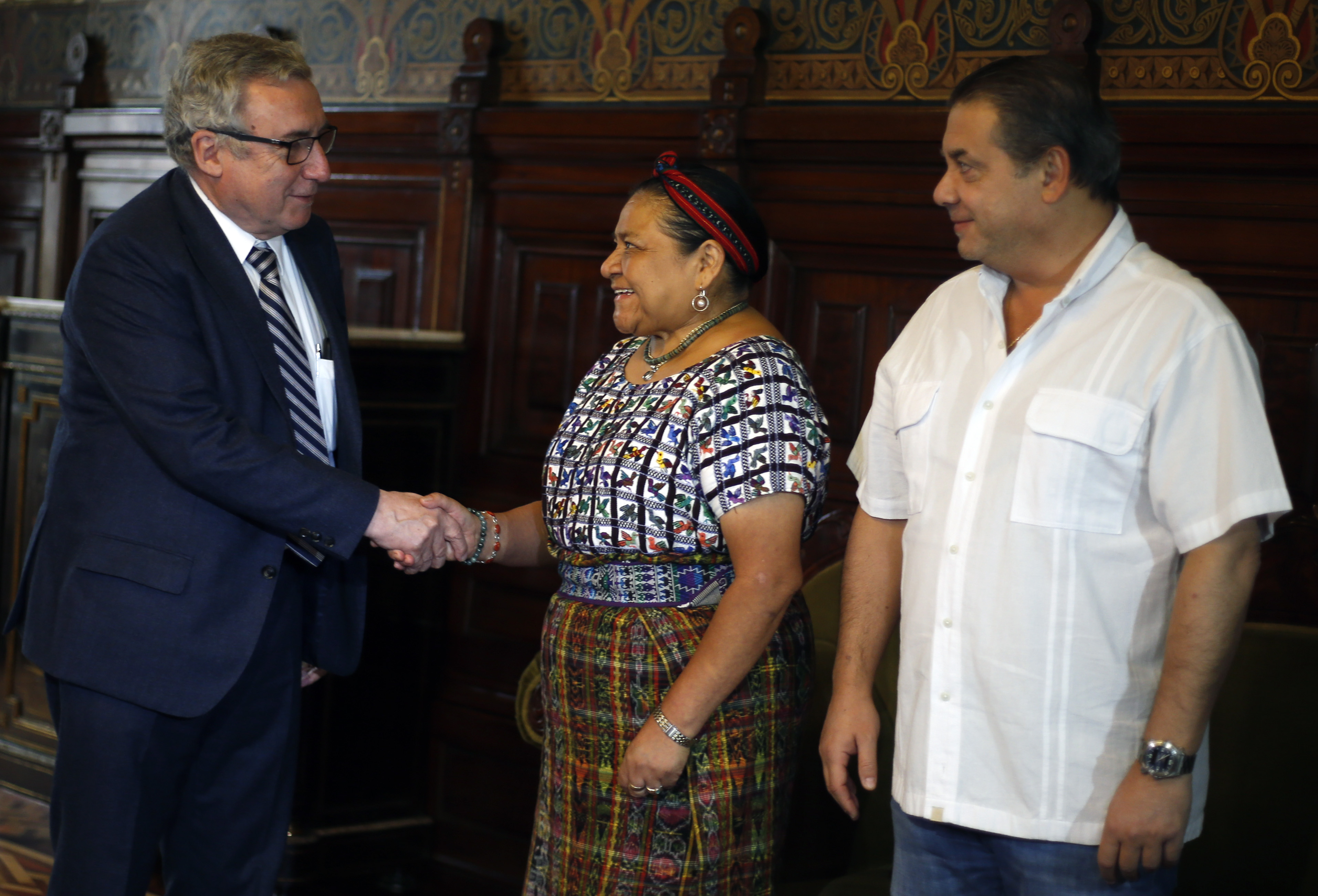 Rigoberta Menchú fue a entregar carta al gobierno