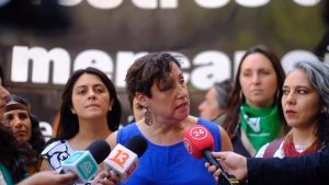 Beatriz Sánchez fue increpada por manifestantes en Plaza Italia