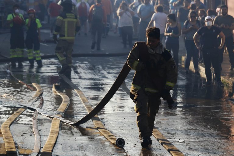 Confirman hallazgo de bidón con combustible durante incendio en Rodelillo