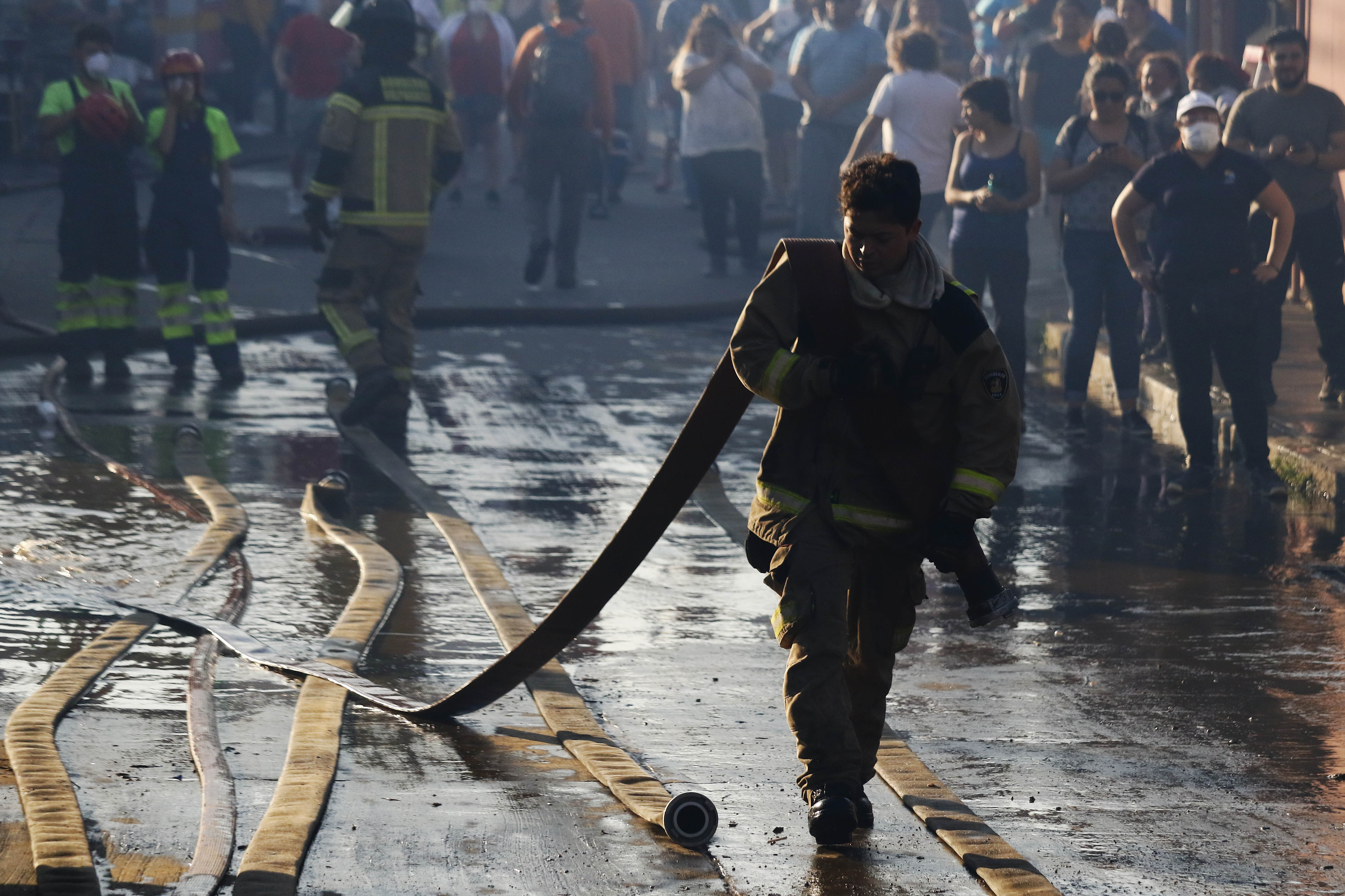 Confirman hallazgo de bidón con combustible durante incendio en Rodelillo
