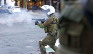 INDH interpone querella por mujer que recibió un impacto de lacrimógena: Perdió su visión