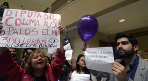 Asesores de parlamentarios protestan en el Congreso por reducción de sueldos a la mitad