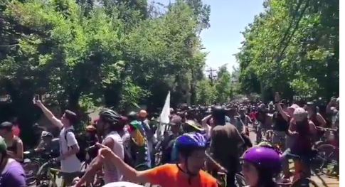 Cientos de ciclistas llegaron frente a la casa de Presidente Sebastián Piñera para manifestarse