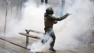 Especialistas desmintieron dichos de Carabineros: Mentholatum agravaría efectos de lacrimógenas