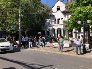 Múltiples incidentes en cercanías de Costanera Center: Atacan sede de la UDI