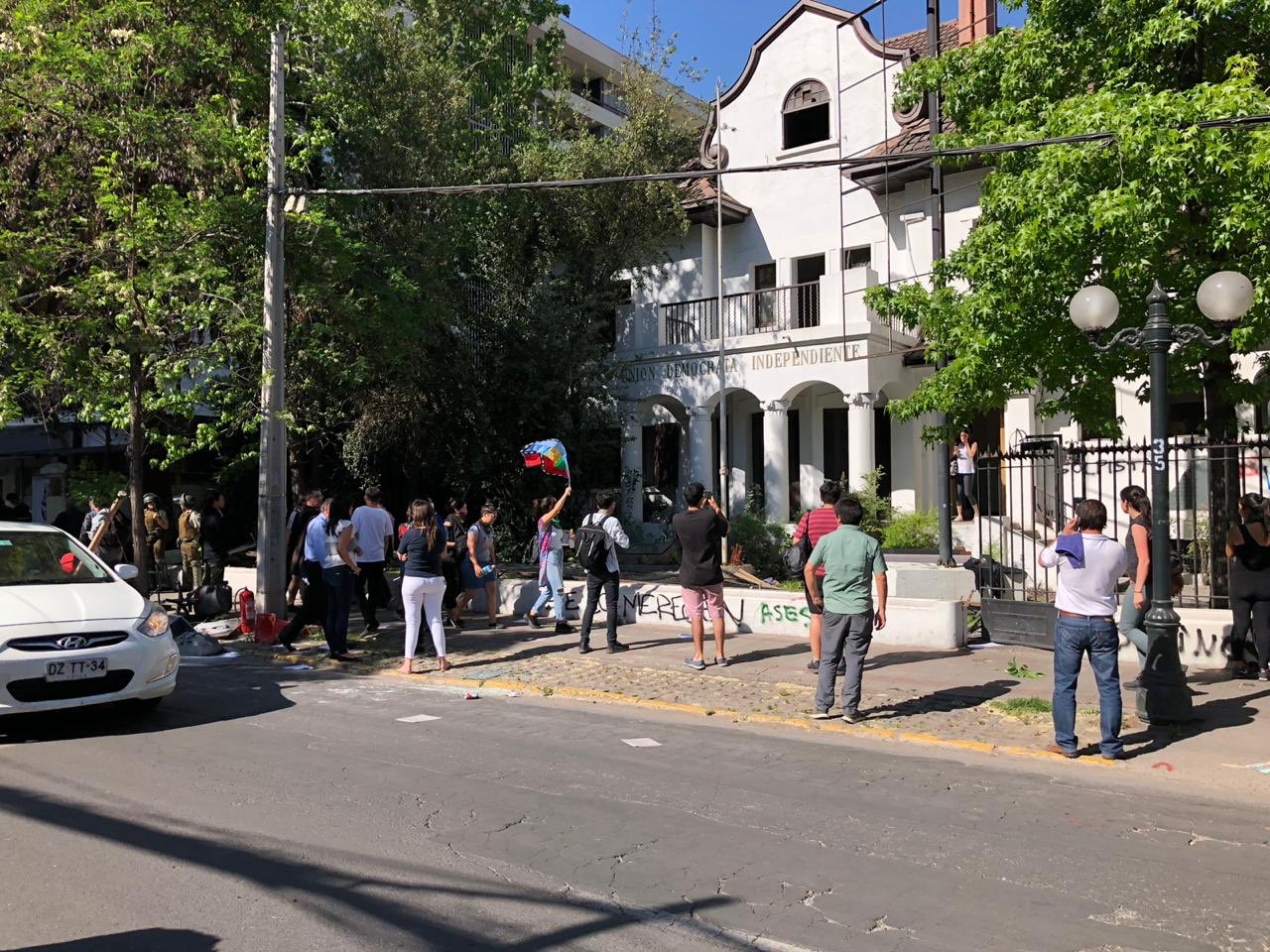 Múltiples incidentes en cercanías de Costanera Center: Atacan sede de la UDI