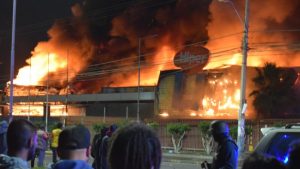 Encuentran cuerpo en supermercado que fue saqueado e incendiado en Arica