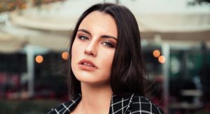 "Feliz y renovada": Ex "Rojo" Emilia Dides sorprendió con un nuevo look