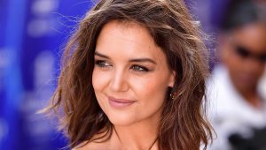 Katie Holmes mostró con orgullo las estrías que le dejó su embarazo