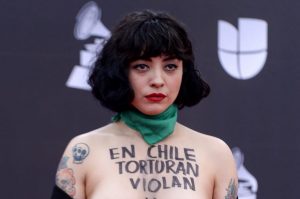 La razón por la que Mon Laferte protestó desnuda en los Latin Grammy