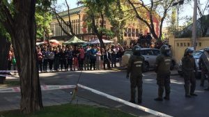 Profesores y apoderados del Liceo Manuel de Salas protegieron a alumnos de Carabineros