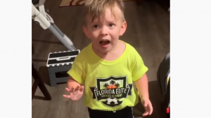 Niño se volvió viral por enojarse con su madre que no se despidió antes de ir a trabajar