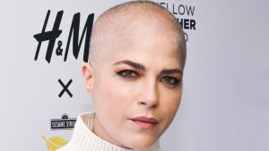 Actriz Selma Blair mostró cómo ha crecido su cabello tras someterse a quimioterapia